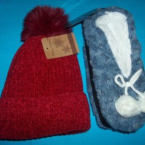nwt blue fuzzy slippers & red hat sz6-7.5
